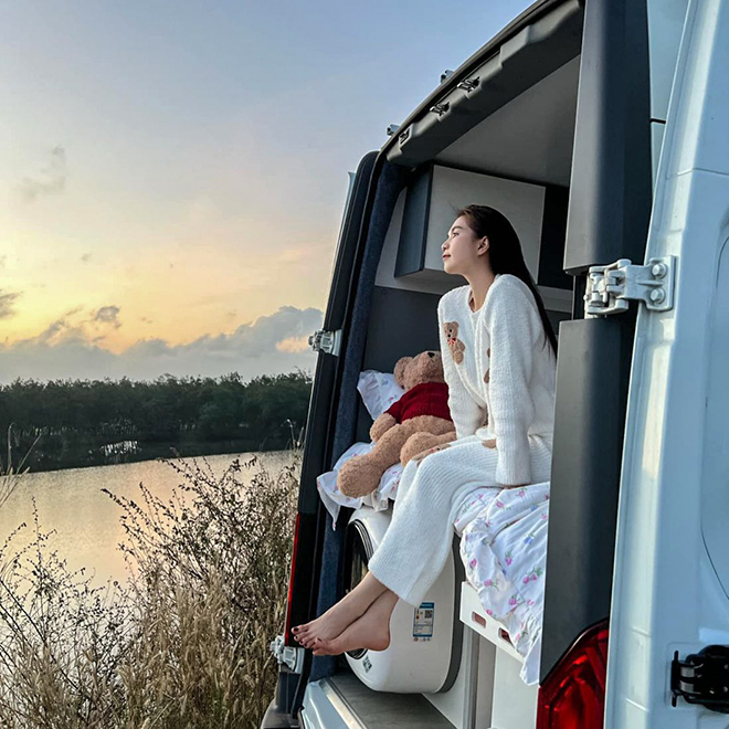 '.stripslashes($title).' Ngọc Trinh thả dáng cùng mẫu xe Mobihome mới mua